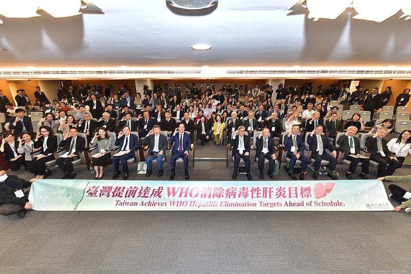 現場大合影展現跨部會攜手護台灣提前達成 WHO目標。