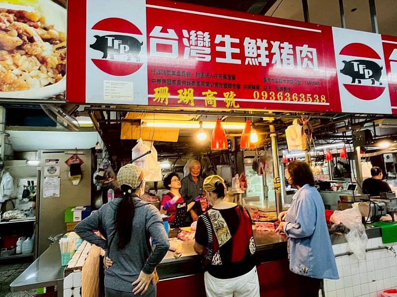 南市市場處持續加強補助宣導，減緩豬肉攤商禁宰期間的現金流壓力 (圖為六甲市場肉攤營業照)