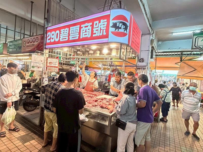 南市市場處持續協助攤商提出補助申請，保障攤商權益 (圖為新營第一市場豬肉攤商)