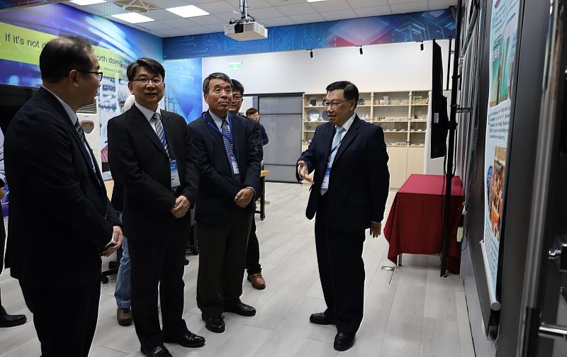 亞大校長蔡進發（右1）向菱生精密總經理蔡澤松（右2）、精密機械研究發展中心總經理李健勳（左2）介紹他赴美與輝達Nvidia、AMD等的合作。