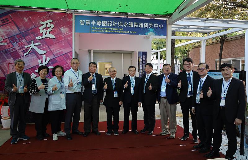亞大「智慧半導體設計與永續製造研究中心」揭幕，亞大校長蔡進發（右6）、成功大學講座教授蘇炎坤（右7）等代表合影。