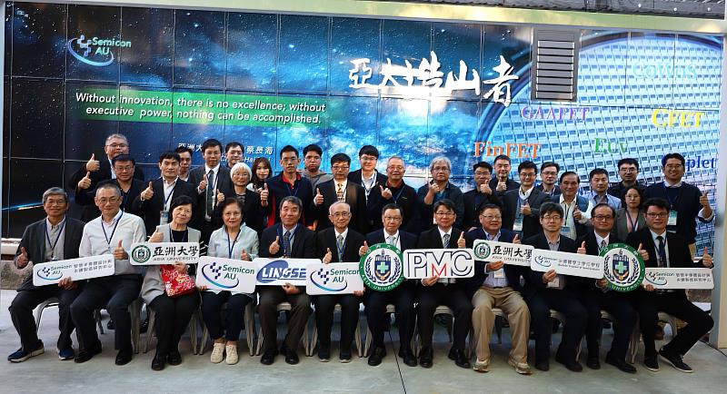 亞大「智慧半導體設計與永續製造研究中心」成立，亞大校長蔡進發（前排右5）、成功大學講座教授蘇炎坤（前排左6）、菱生精密總經理蔡澤松（前排左4）、精密機械研究發展中心總經理李健勳（前排右5）等代表在「亞大造山者」前合影，期許為台灣護國神山半導體產業，培育更多「造山者」。