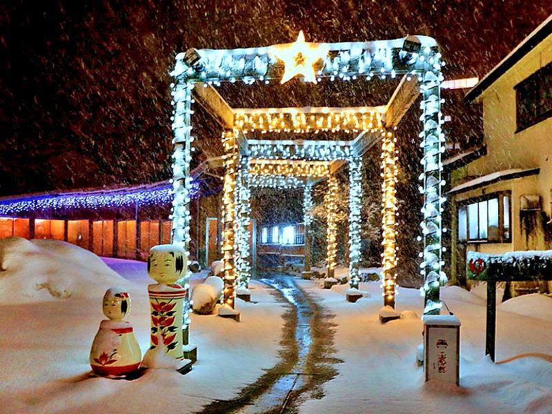 「鳴子溫泉燈飾」自2025年12月1日(週一)-2026年2月28日(週六)點亮LED燈飾,讓冬季前來的顧客能有拍照留念的景點。