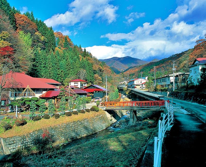 鬼首溫泉位於鳴子水壩的壩湖上游國定公園內,是肌膚友善的單純泉。
