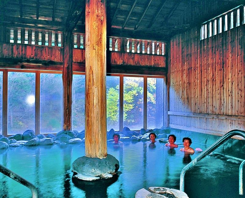 中山平溫泉位於荒雄川支流・大谷川清流沿岸，此處湯量豐沛，環境清幽靜謐。