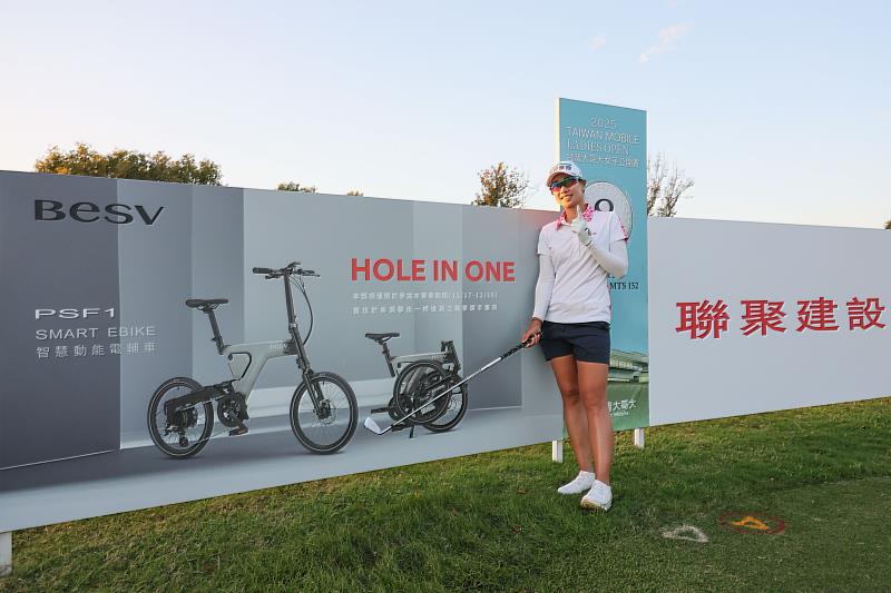 富邦金控贊助選手姚宣榆今天在台豐球場169碼的第8洞，利用七號鐵桿直接把球送進洞中，締造個人高球生涯第一個「一桿進洞」，並獲台灣大哥大董事長蔡明忠加碼的「一桿進洞獎金」2,000美元，與大會準備的電動輔助折疊車一台。