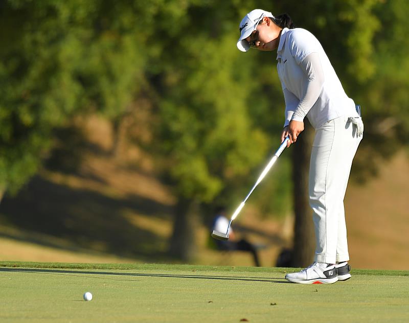 打完首輪並列第1的韓國選手宋知潤，從果嶺旁切球。