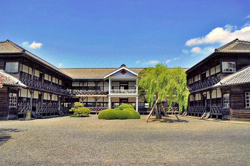明治初期的學校建築,多為被稱為「擬洋風」的建築。