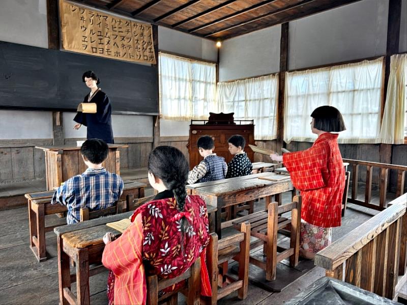資料館保留著當時的教室、桌椅、風琴、裁縫教室等充滿懷舊氣息的歷史物品。
