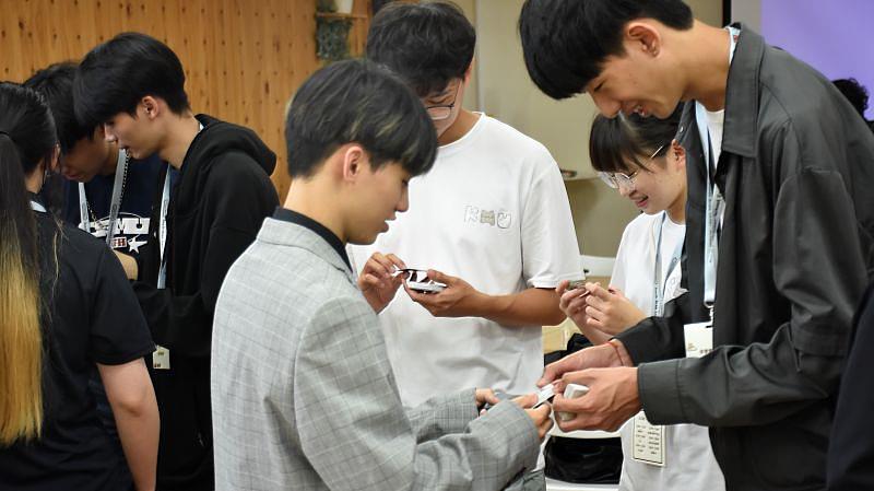 「振赤 · 南區學生自治跨校交流」活動現場，各校學生會部門代表進行分組討論。透過密集對談與資訊交換，快速建立連結，為後續深入交流做好準備。