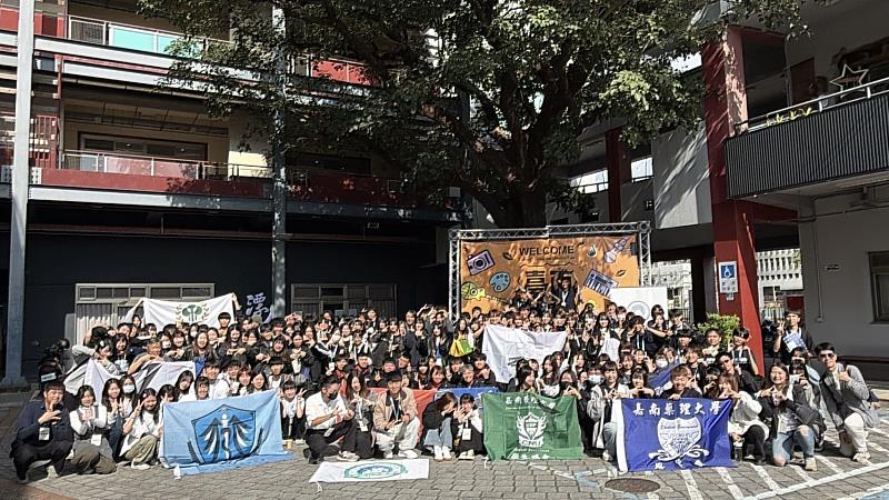 南臺科大學生會日前攜手全台11所頂尖大學學生會舉辦跨校交流活動，圖為全部幹部合影。