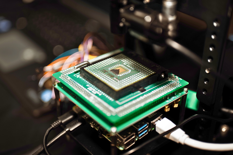 The QC Chip, developed by NYCU’s semiconductor chip engineering team, enables real-time monitoring of stem cell quality using electronic engineering technologies.