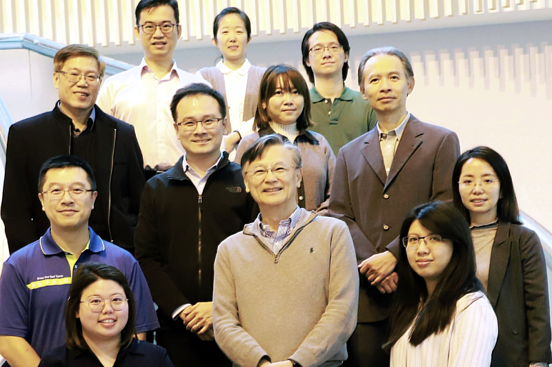 NYCU Vice President Tzu-Hao Cheng (front row, center) with the Cyto Chamber research team he leads.