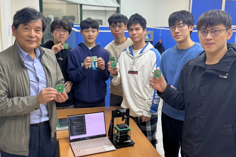 Professor Chen-Yi Lee (left) of NYCU’s Department of Electrical Engineering with the QC Chip research team he leads.