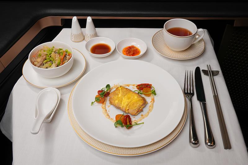 頭等艙「睡前套餐」主菜「茶燻海鱸魚」選用紅茶茶葉低溫茶燻，呈現細緻魚肉與淡雅茶香；另一道主菜「元紀炒米粉」則以雞油炒香蝦乾、豬五花與高麗菜，再加入新竹日曬風乾米粉拌炒，重現台灣經典古早味。