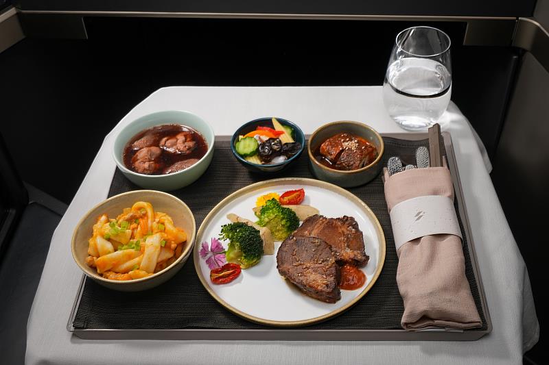 商務艙套餐則以「一口一島嶼」為概念，精選台灣四季旬味，讓旅客品味台灣的美好。