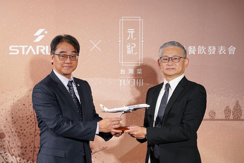 星宇航空公關長梁文龍致贈星宇航空飛機模型予寶元紀企業營運長暨副總經理盛緒平，象徵雙方合作的重要里程碑。