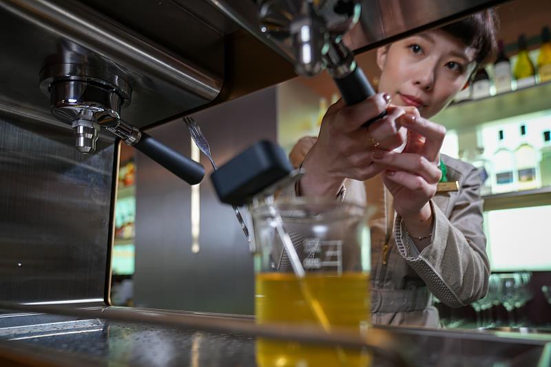 星宇航空與吃茶三千合作貴賓室茶飲「鮮果百匯」與「水仙桂花蜜」，帶來溫潤舒心的茶香體驗。