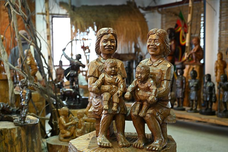 Haku哈古的立體雕刻更具現代性的特徵，跳脫過往原住民藝術對於傳統圖案或符號的複製使用，加入了更多個人純樸但豐富的情感。