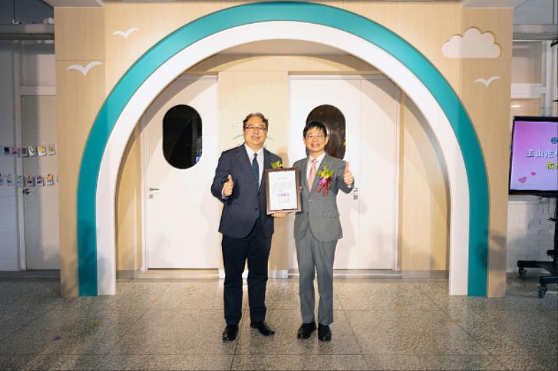 「玉山逆境兒少諮商輔導室」12/16正式啟用，法務部政務次長黃世杰（左)頒發感謝狀予玉山金控董事長黃男州（右）。