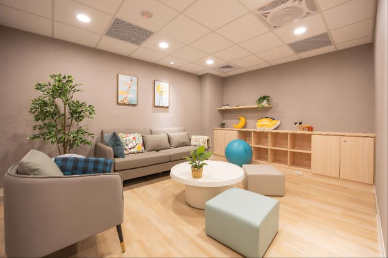 「玉山逆境兒少諮商輔導室」以大地色系打造放鬆自在的氛圍，營造溫馨且具隱密性的多功能會談空間。