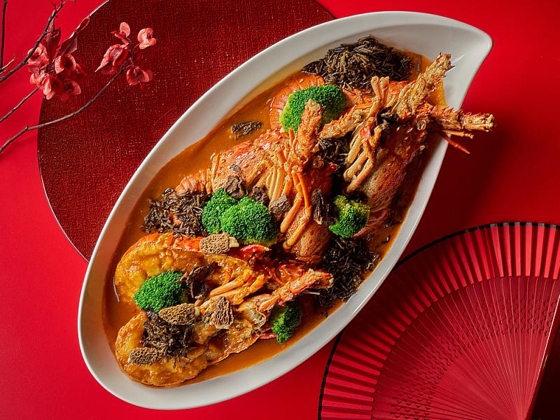 粵亮廣式料理的6人份外帶年菜再升級加入蝦湯菌皇野米燜龍蝦、粵式五福蒸盅飯等澎湃料理,售價10,888元,滿足人數較多的團圓需求。(圖/六福旅遊集團提供)