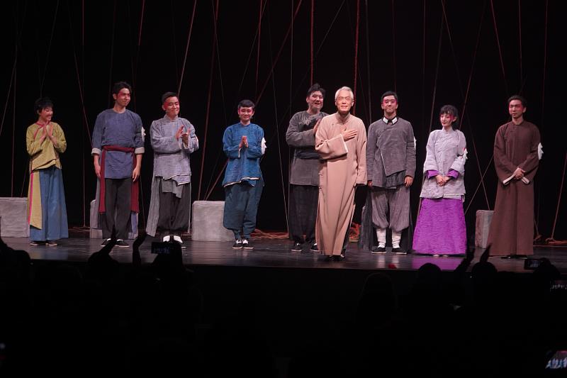 影視雙棲資深演員樊光耀（右4）擔任本劇說書人一角。