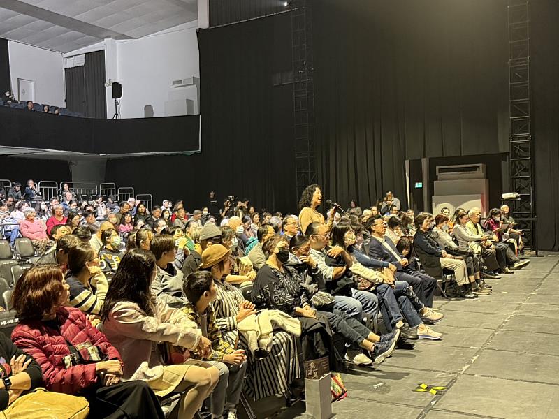 首演場後舉行座談會，觀眾踴躍向主創團隊與演員提問。