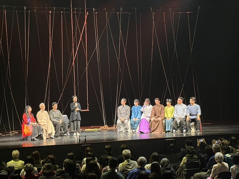 北京市曲劇團演後和現場觀眾熱情交流。