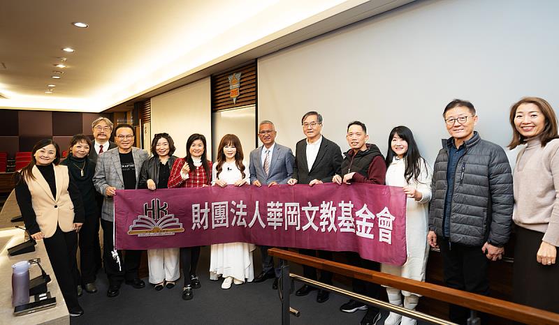 陳雅琳校友於「114年華岡領航講座」活動中,與現場貴賓合影留念。