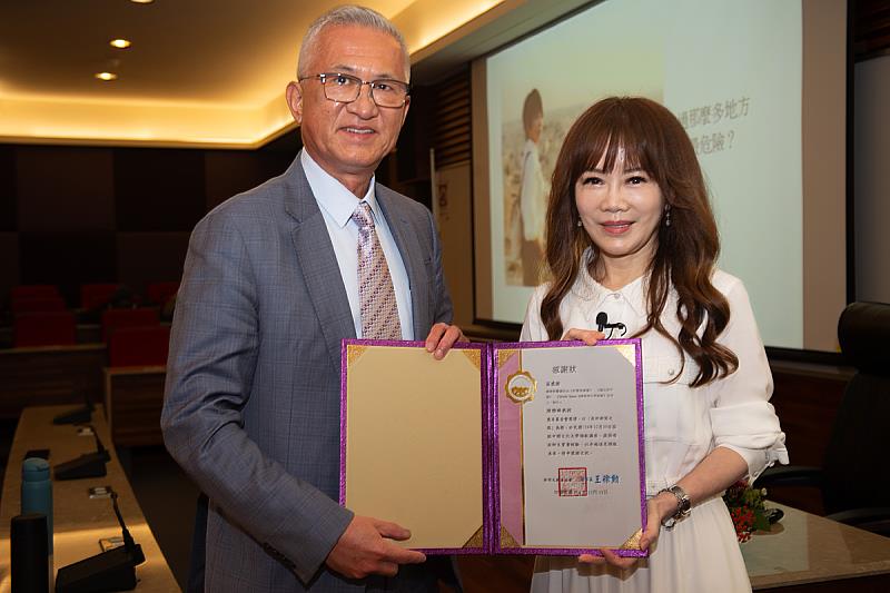 華岡文教基金會董事長王徐勳致贈感謝狀，感謝陳雅琳校友蒞校分享新聞人生。
