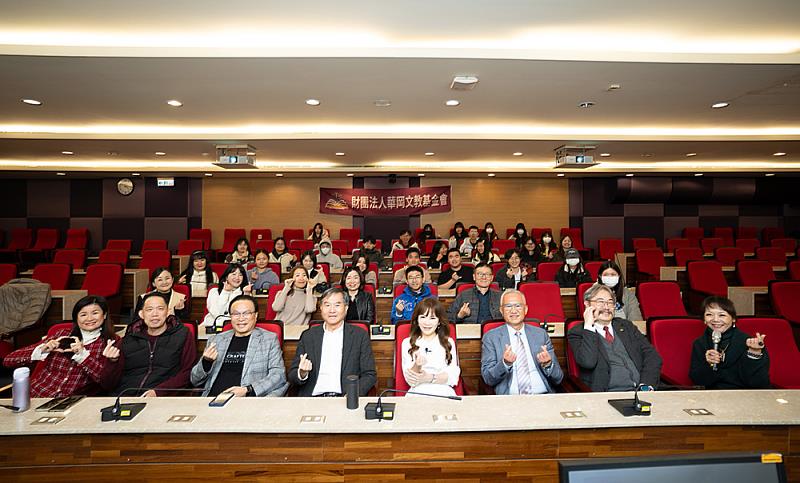 陳雅琳校友分享新聞實務，勉勵學弟妹迎向未知，活動後與師生合影。