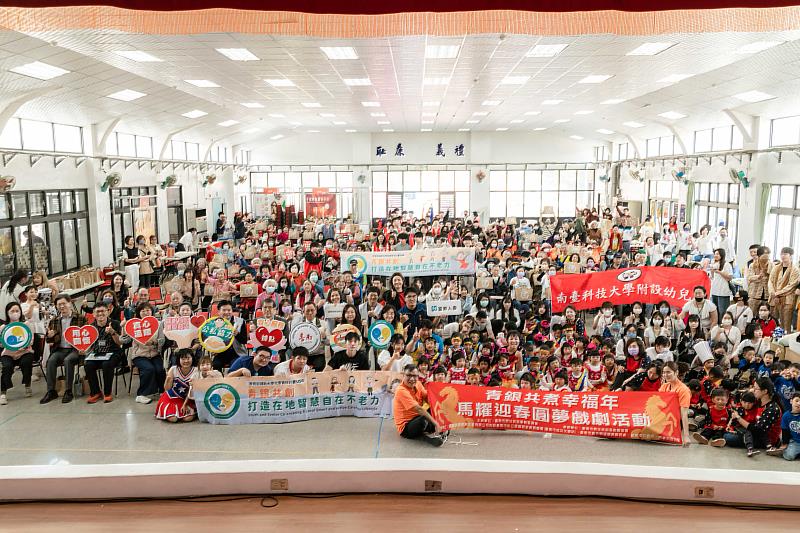 南臺科大、富邦人壽與臺南市府代表於活動圓滿完成後與社區長輩大合影，共同見證產官學關懷社區的溫暖力量。