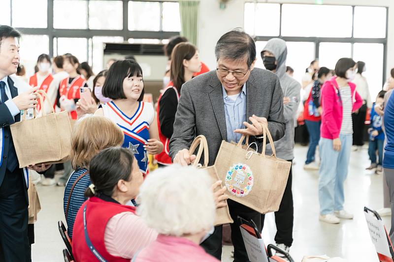 南臺科技大學副校長王振乾親自將暖心物資包送至長輩手中，在寒冬中傳遞校園與企業的關懷與溫情。