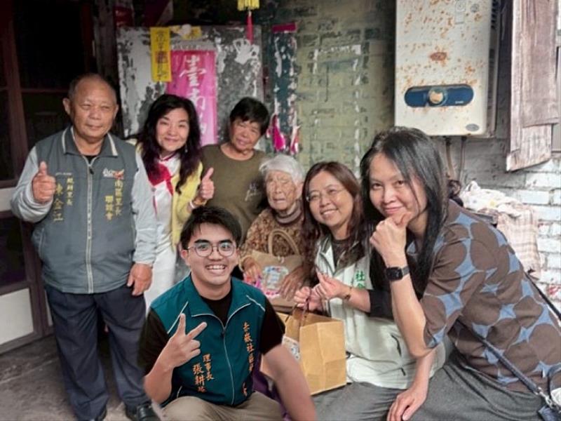 南臺科大計畫主持人陳美珠老師（左2）、協同主持人胡小玫老師（左6）攜手南區鯤鯓里長陳金江（左1）、富邦人壽主任張耕華（下排1）及社會局科長鄭妙君（左5），共同拜訪百歲長者並致贈暖心物資，實踐「關懷無死角」之社區共好願景。