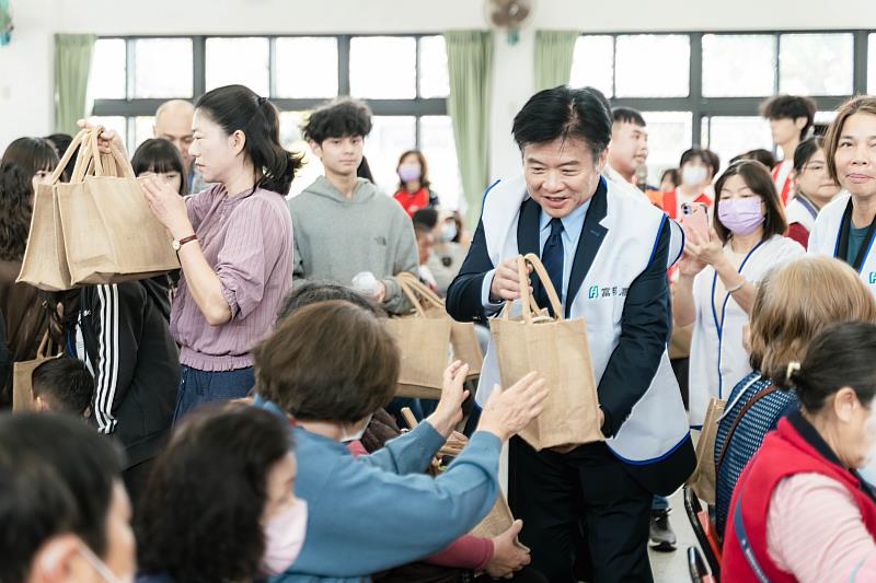 富邦人壽臺南區李國揚區部長親自發放暖心物資予社區長輩，落實企業社會責任，成為支持社會安定的溫暖力量。