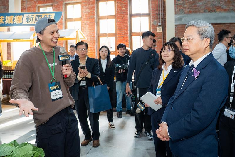 龔部長了解得獎團隊導入大數據預測菜價系統，穩定原鄉農民收入。