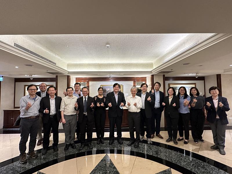 洪明奇院士偕中國醫藥大學代表團與新加坡國立大學代表團合影。