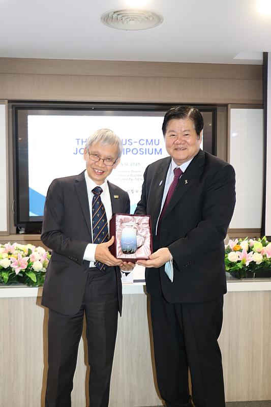 洪明奇院士與新加坡國立大學楊潞齡醫學院Dow Rhoon KOH主任互贈禮物。