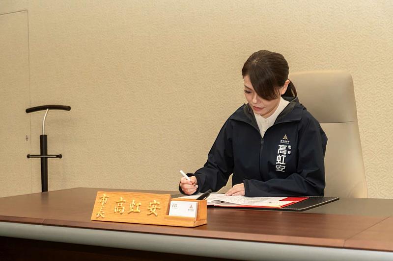 高虹安市長復職簽署公文。