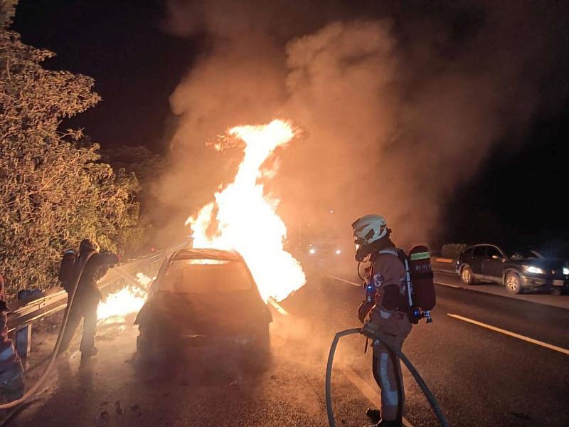 消防員執行救災勤務。