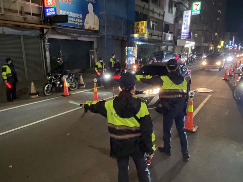 員警深夜執行路檢點勤務。