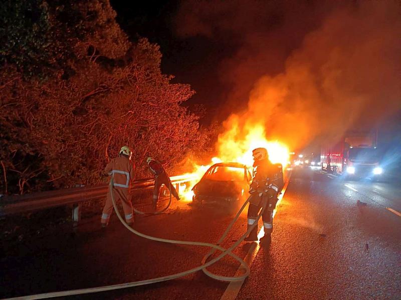 消防員執行救災勤務。