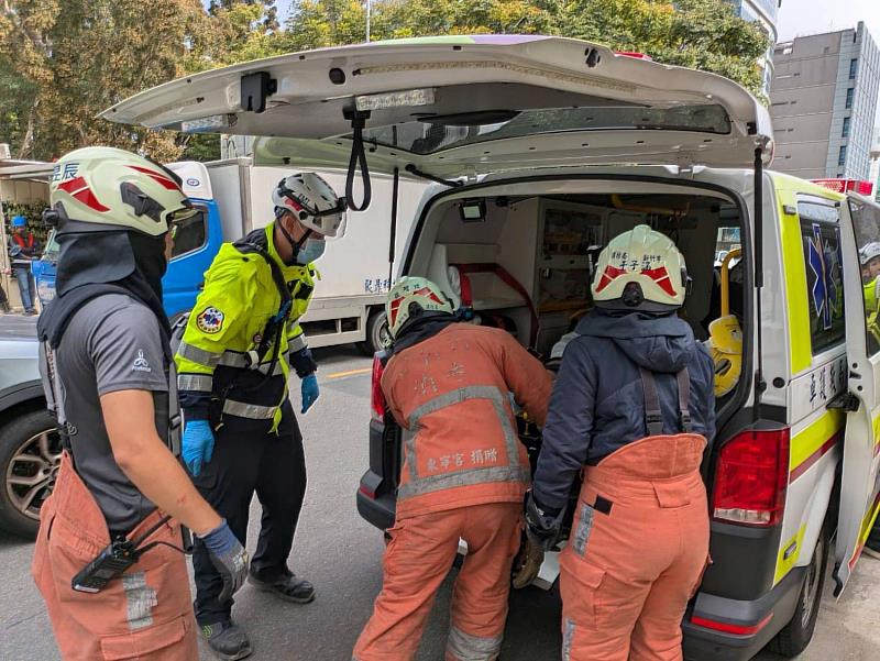 消防員執行救災勤務。