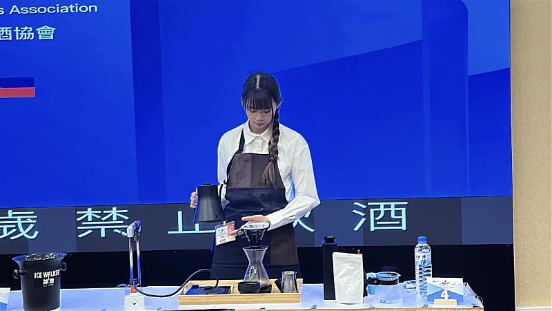 羅郁媄參賽過程十分專注。