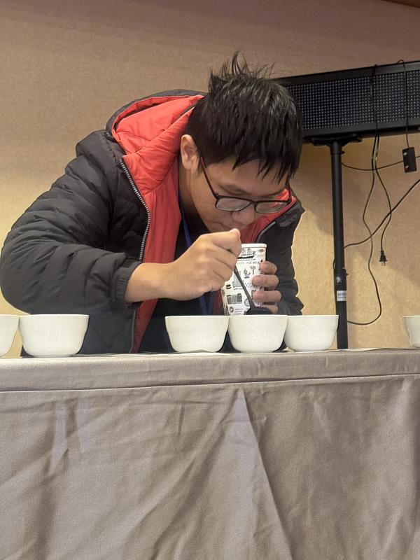 陳萬駿展現杯測技巧。