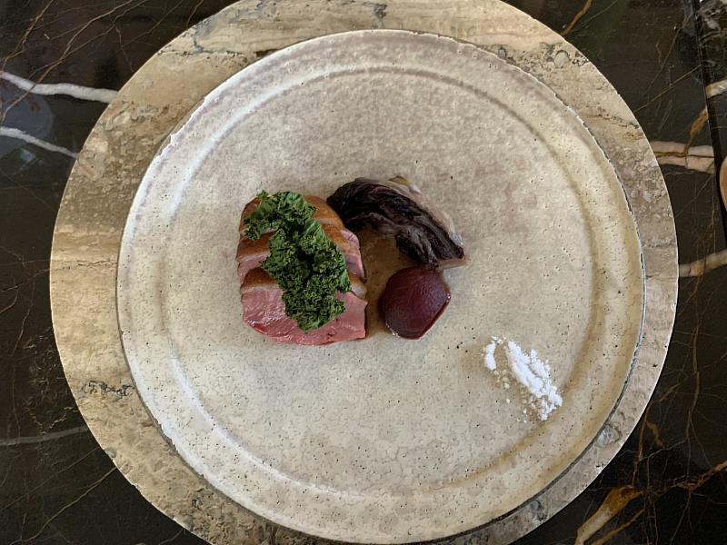 張皓福長期專注使用在地食材，他打破紅豆與甜點的既定連結，讓紅豆分別在鹹、甜、苦，以及香氣都關鍵風味元素。圖為此次紅豆創意餐桌的主餐爐烤胭脂鴨胸，搭配紅豆、可可與紅酒調和的特色醬汁以及芥菜和羽衣甘藍的苦味，風味融合充滿創意。