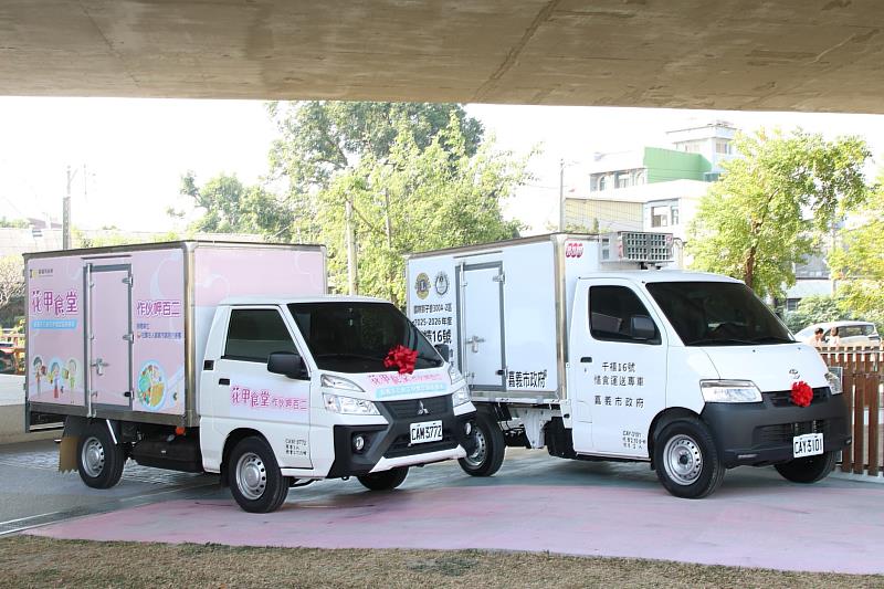 惜食服務專車與行動花甲食堂服務車輛。