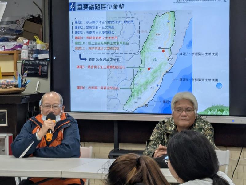 東河村民黃光福先生（右）及社區發展協會柯禧音理事長（左）在座談會回應學生的提問。