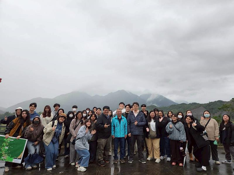 東河鄉北源村李重民村長向大家介紹北源村土地問題與人口外移情況,並與老師和學生合影。